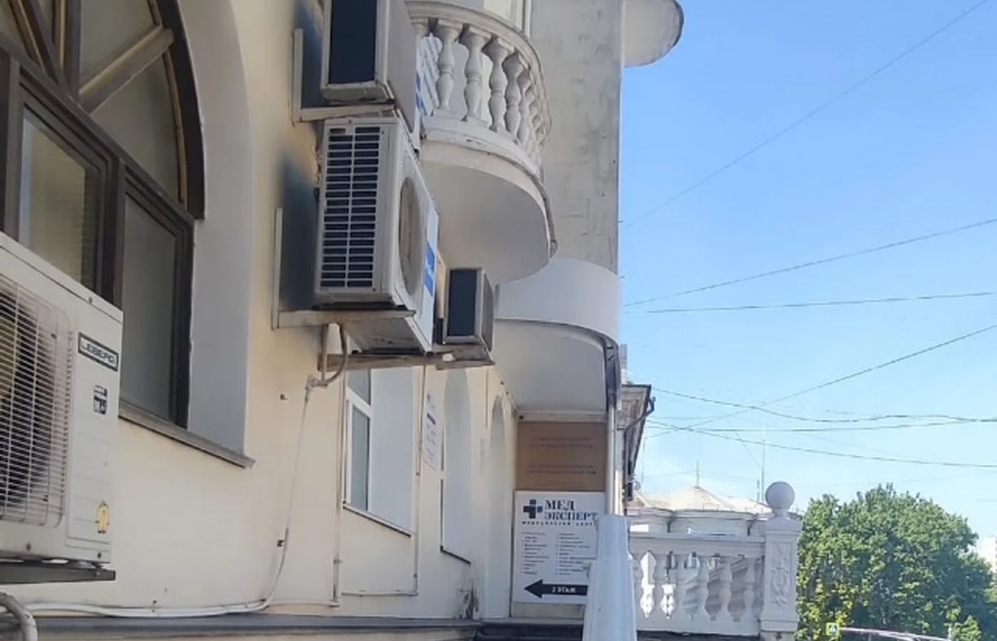 На фото здание медицинского центра МедЭксперт на Суворова