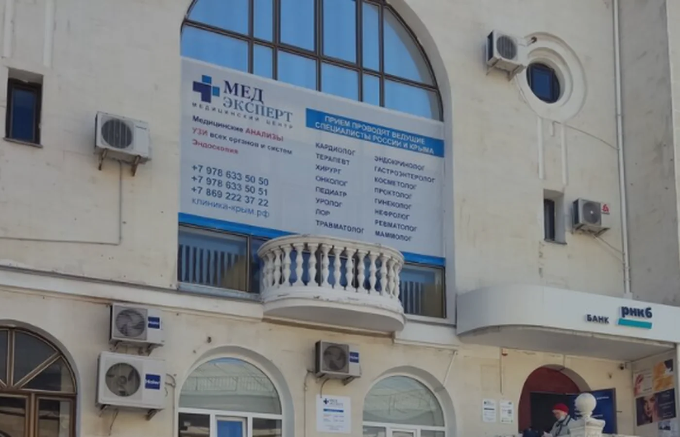 На фото здание медицинского центра МедЭксперт на Суворова