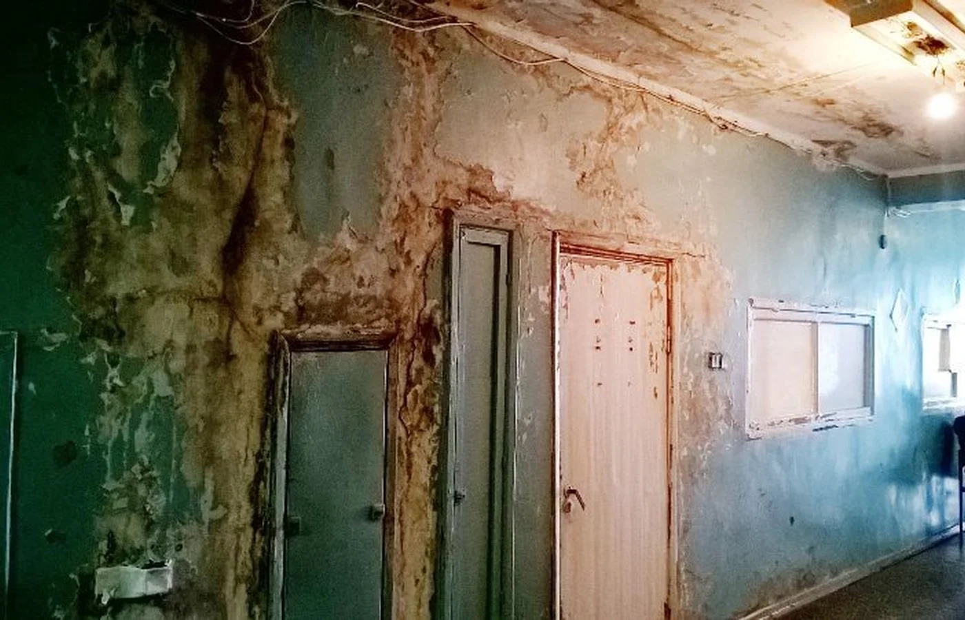 Жители Щелкино публикуют ужасающие фото местной поликлиники