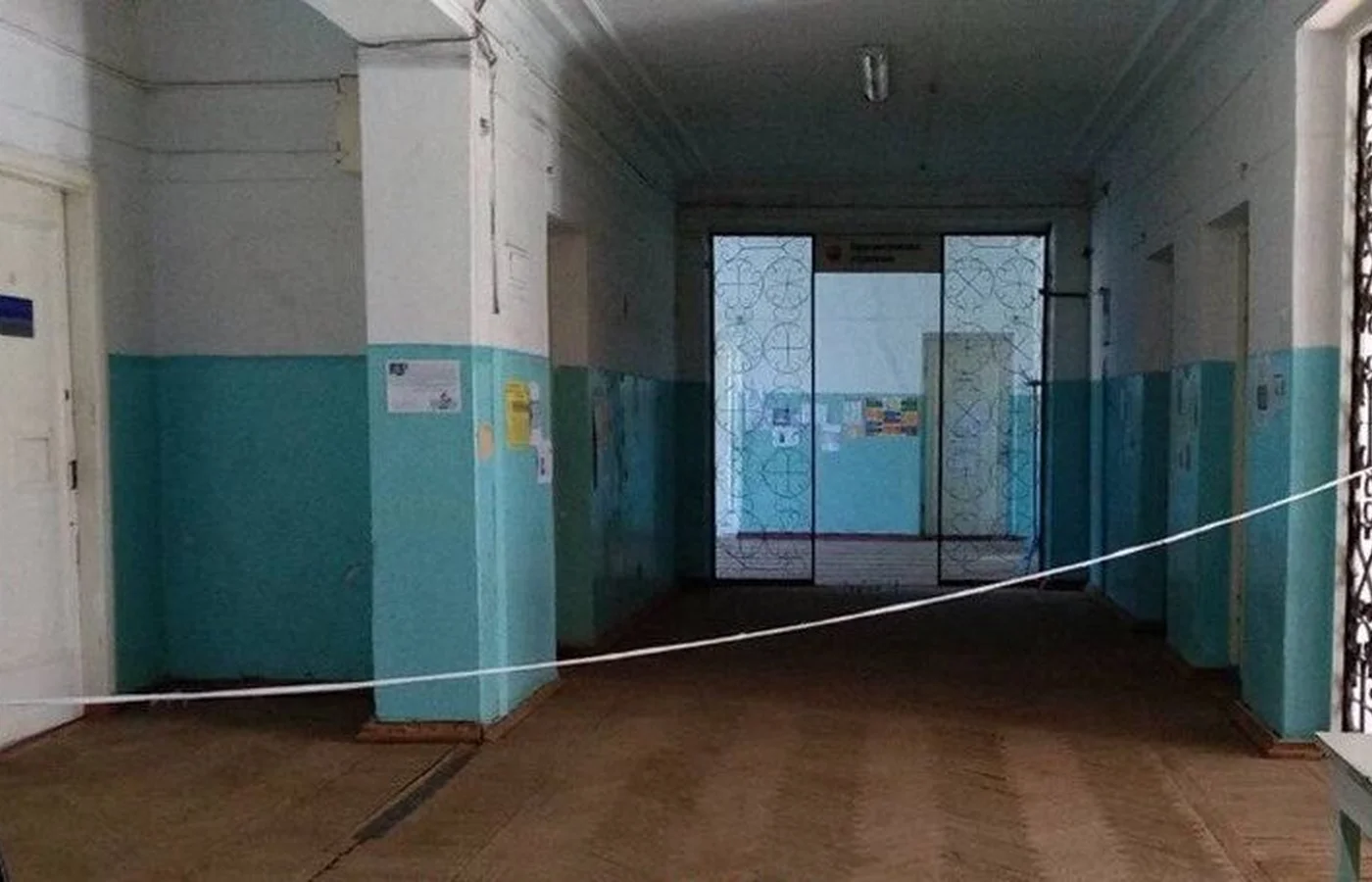 В Керчи персонал бежит из разваливающейся поликлиники [фото]