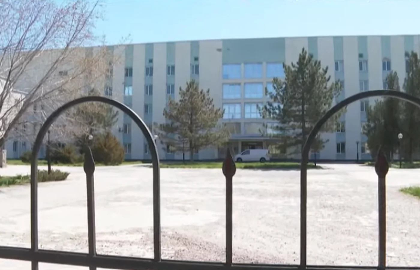 Больницу Армянска взяли в оцепление