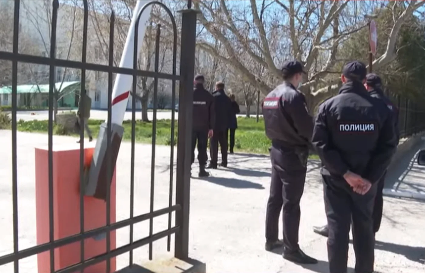 Больницу Армянска взяли в оцепление