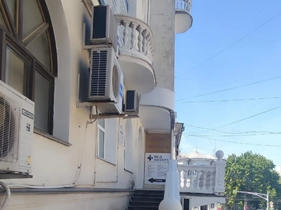 На фото здание медицинского центра МедЭксперт на Суворова