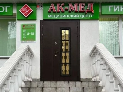 Вход в клинику