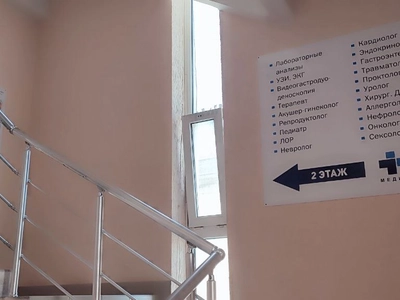 На фото проход в медицинский центр МедЭксперт на Суворова