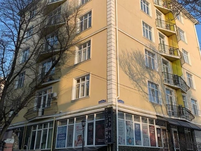 Здание клиники "Ваш доктор" в Симферополе
