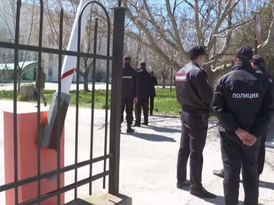 Больницу Армянска взяли в оцепление