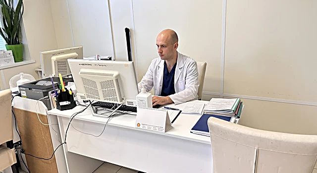 Врач стационара за работой в ординаторской