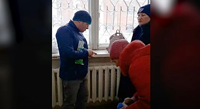 В женской консультации Екатеринбурга устроили "распродажу масок"