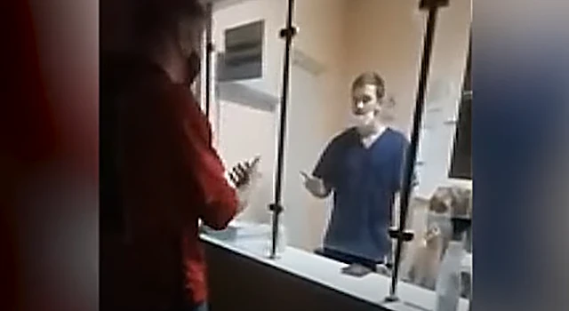 «Раздевайся до трусов, маску снимай!»: странный врач больницы в Кадуе попал на видео