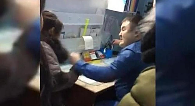 В Якутии врач избил пациентку прямо на приеме