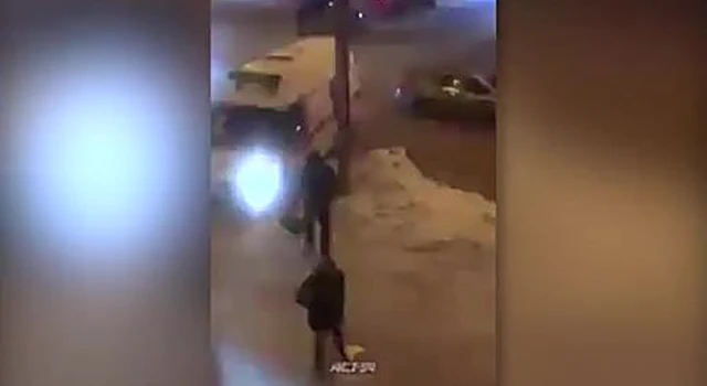 В Новосибирске неадекватный мужчина набросился на автомобиль скорой помощи