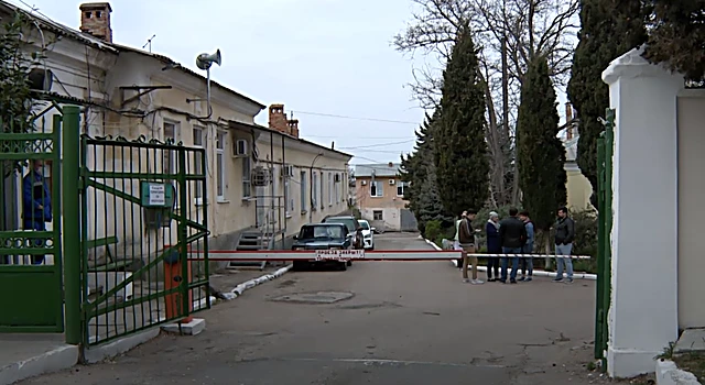 В инфекционной больнице Севастополя пациентка выпала из окна и разбилась