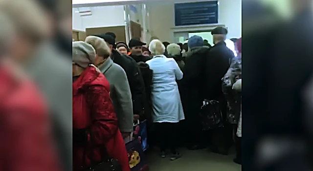 В одной из ЦРБ Ставропольского края пациенты занимают очередь к врачам с ночи