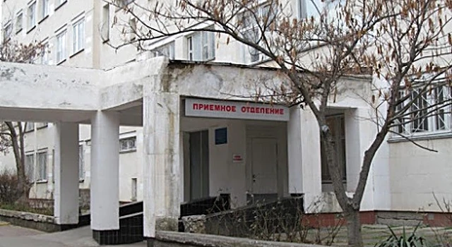 В Севастополе из окна Городской больницы №9 выпал человек