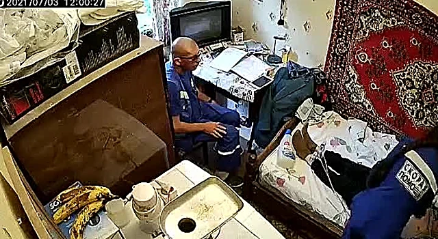 Депздрав Москвы: обыскивающий вещи ветерана фельдшер работает в коммерческой организации