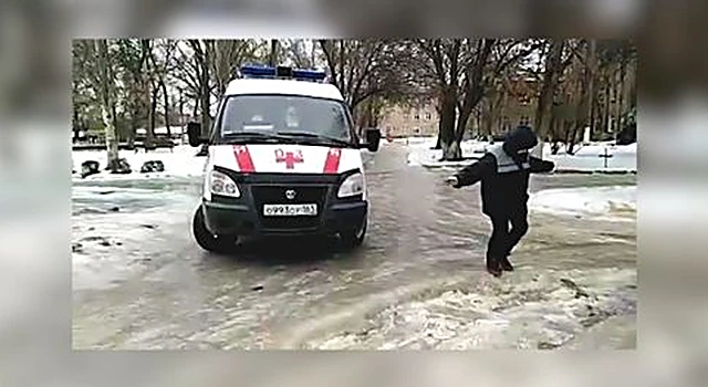 Из-за бездействия коммунальных служб, в Шахтах скорая помощь не может доехать к пациенту