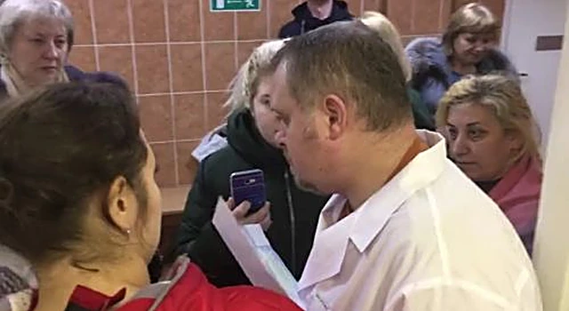 В Мурманске разъяренные пациенты набросились на врача поликлиники
