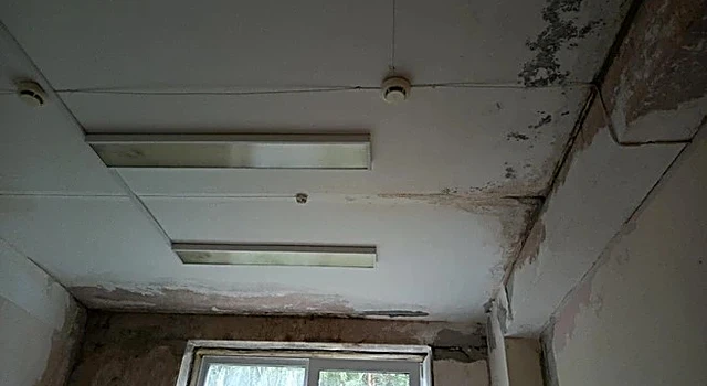 «Эстетический вопрос»: в новосибирской ЦКБ ответили на жалобы на состояние палат после протечки кровли