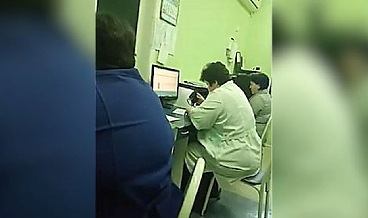 Медики приемного покоя упрекнули мужчину в том, что он привез пациента в больницу