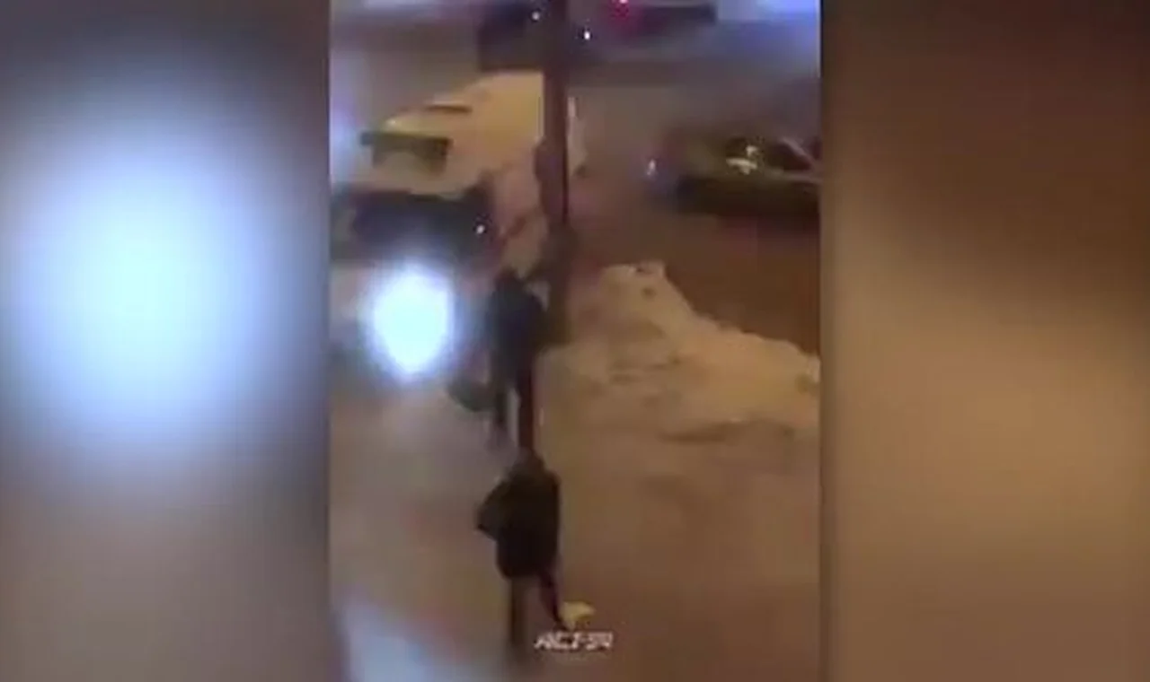 В Новосибирске неадекватный мужчина набросился на автомобиль скорой помощи