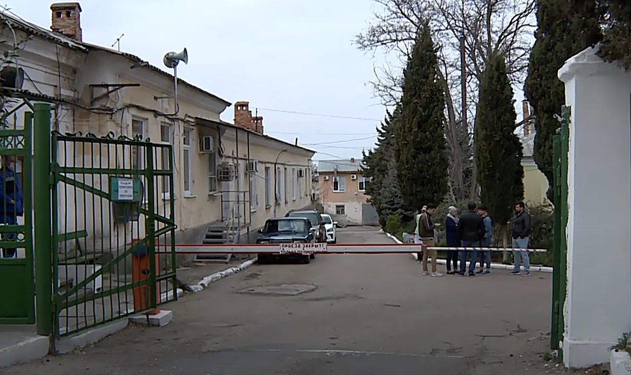 В инфекционной больнице Севастополя пациентка выпала из окна и разбилась
