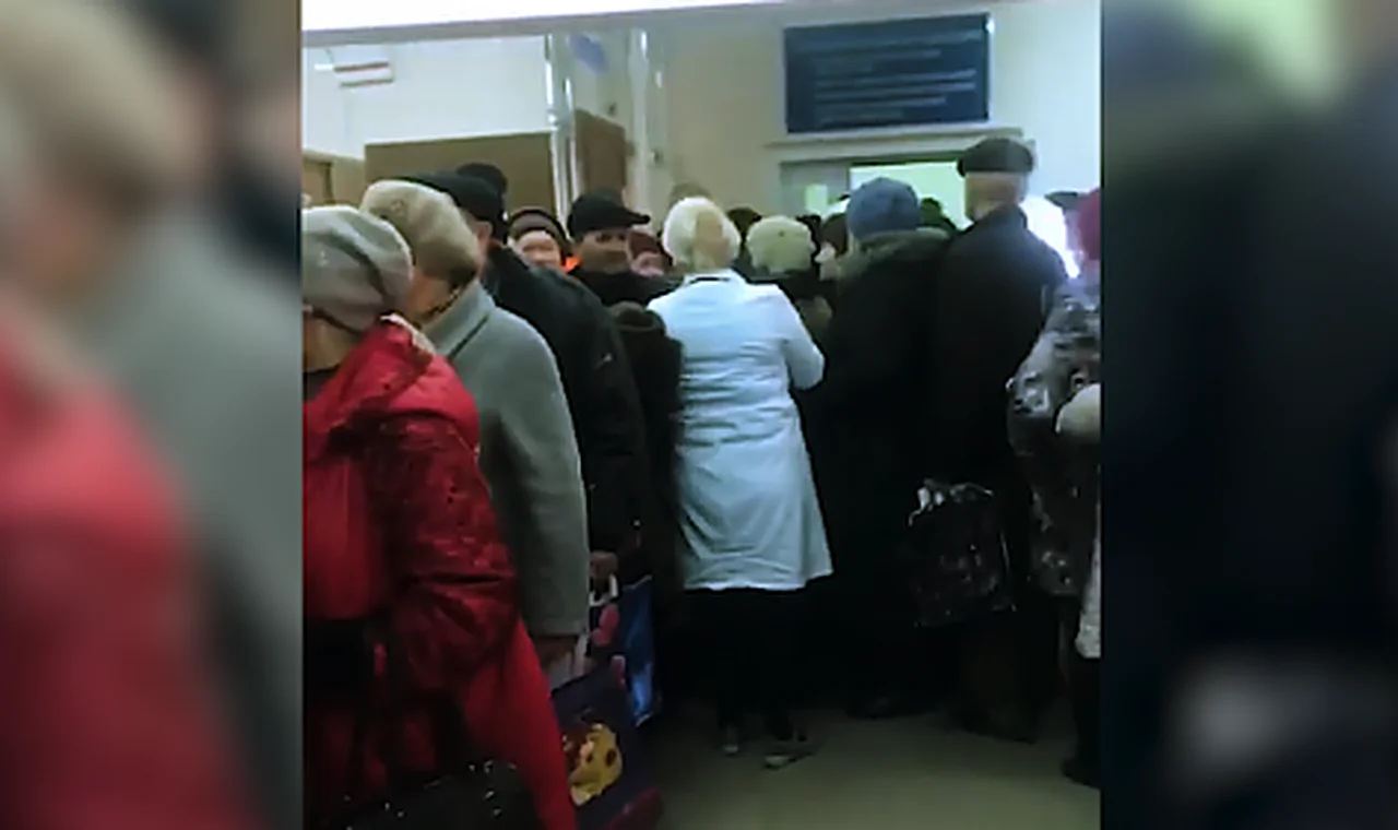 В одной из ЦРБ Ставропольского края пациенты занимают очередь к врачам с ночи