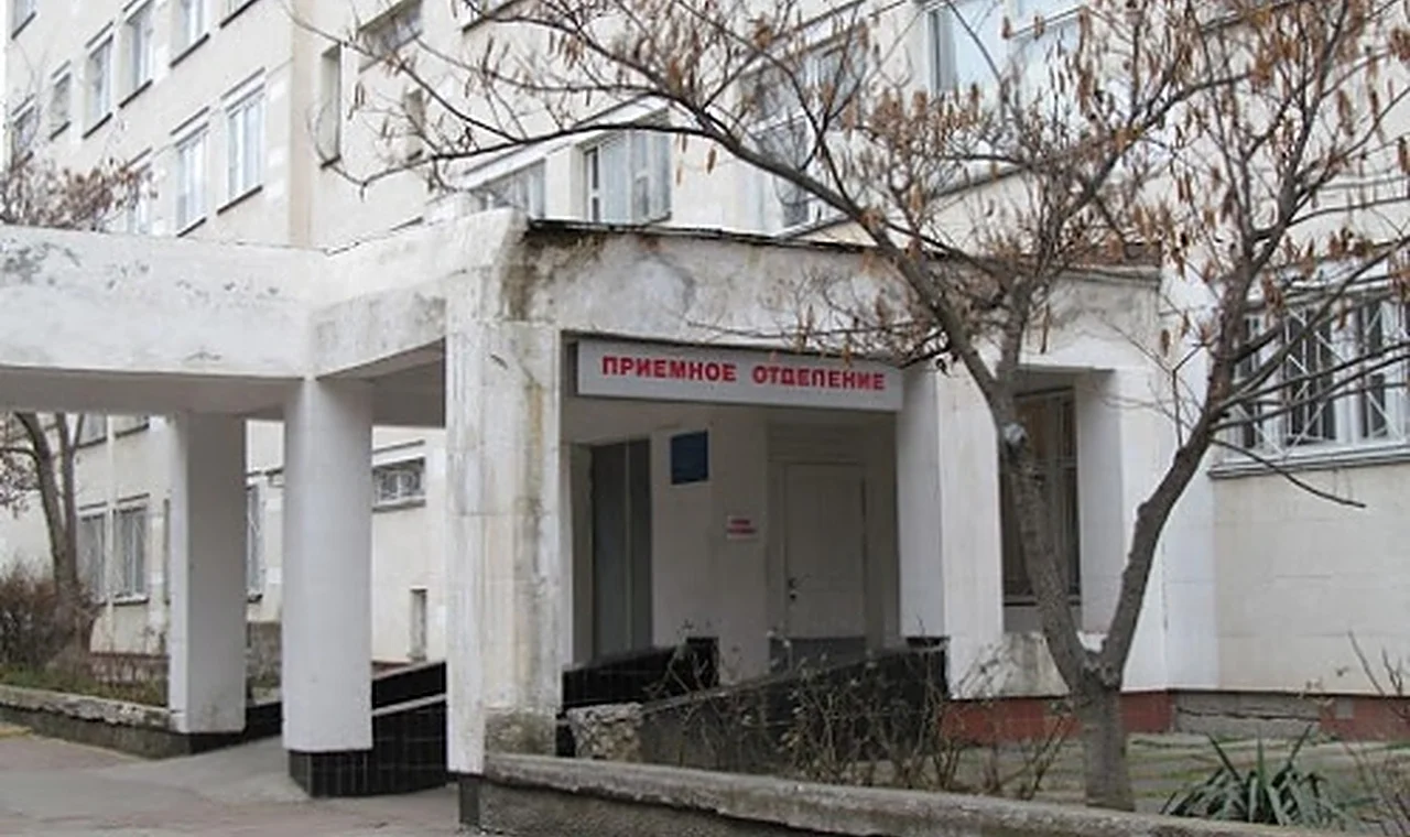 В Севастополе из окна Городской больницы №9 выпал человек