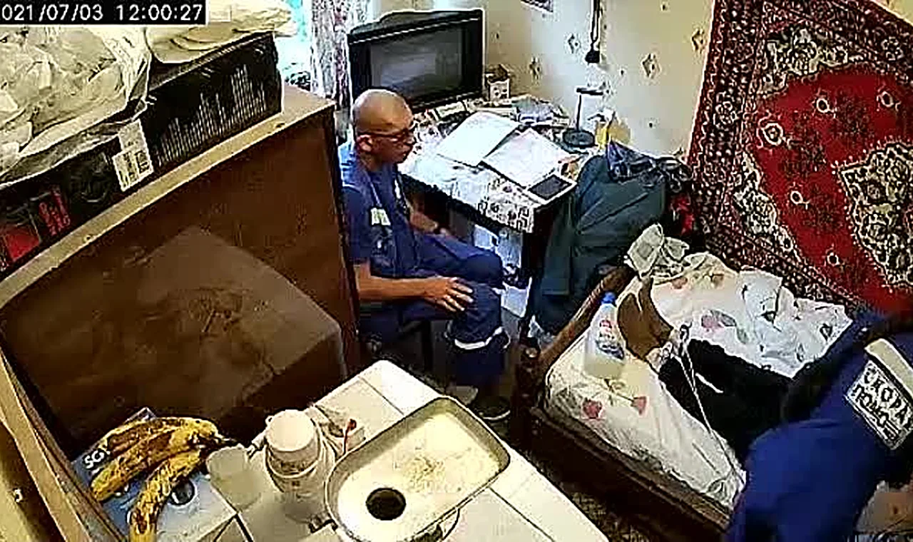Депздрав Москвы: обыскивающий вещи ветерана фельдшер работает в коммерческой организации