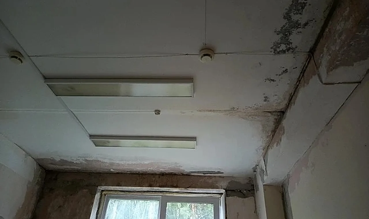 «Эстетический вопрос»: в новосибирской ЦКБ ответили на жалобы на состояние палат после протечки кровли