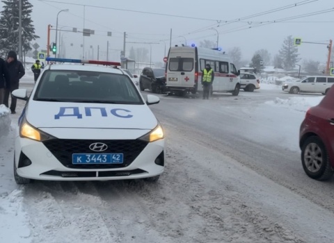 Трагедия на перекрёстке: скорая с включённой сиреной столкнулась с Opel — погибла пожилая пациентка