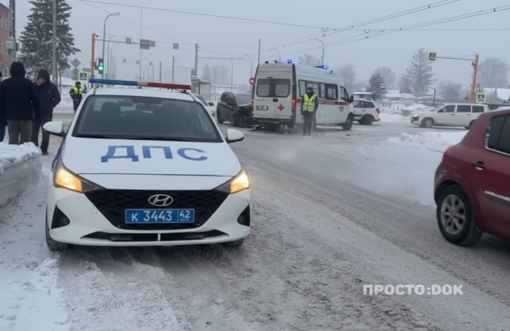 Трагедия на перекрёстке: скорая с включённой сиреной столкнулась с Opel — погибла пожилая пациентка Трагедия на перекрёстке: скорая с включённой сиреной столкнулась с Opel — погибла пожилая пациентка