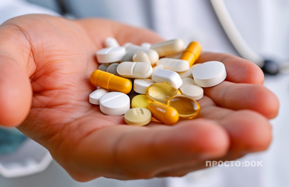 Медикаменты в руке врача