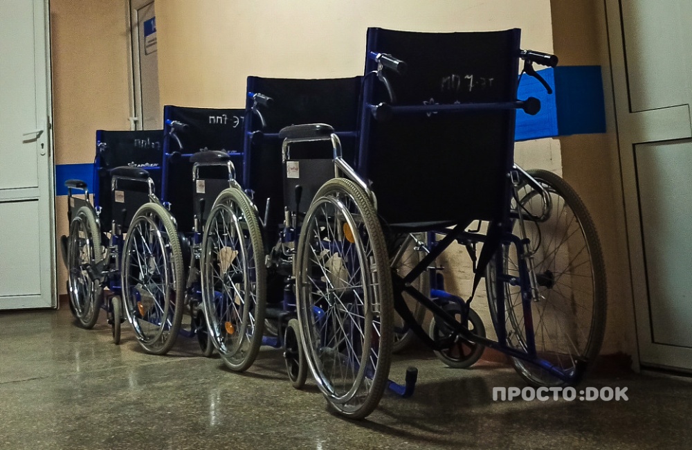 Новые кресла-каталки появились в севастопольской больницы после скандала
