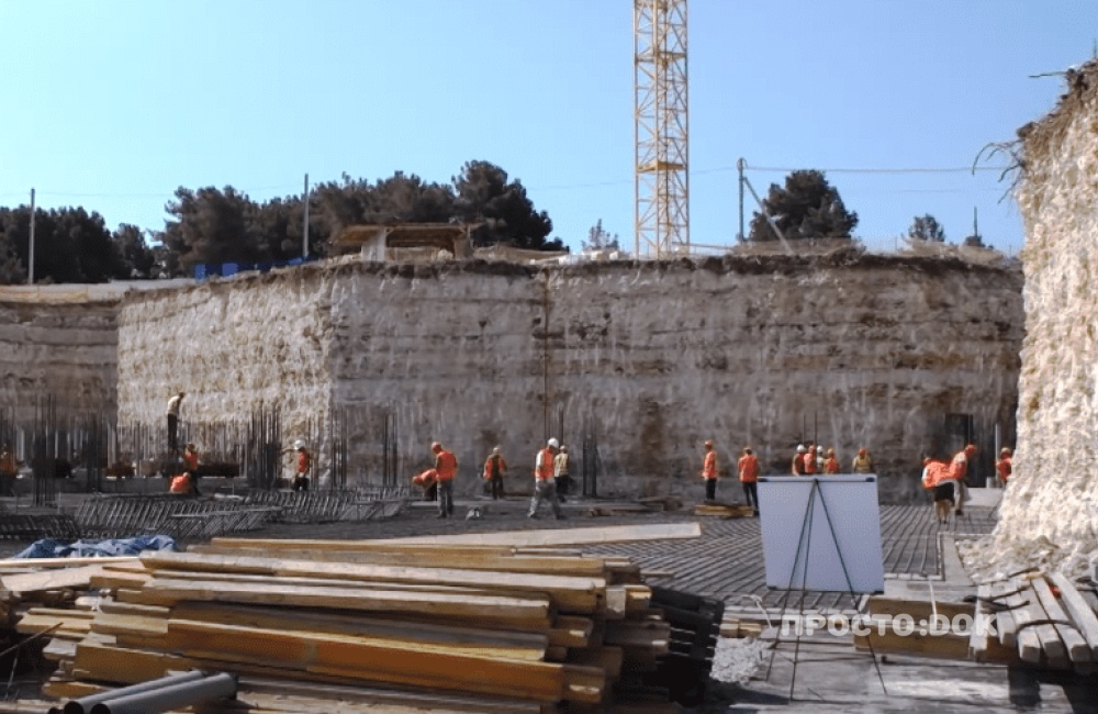 На фото строительство больницы скорой помощи в Севастополе