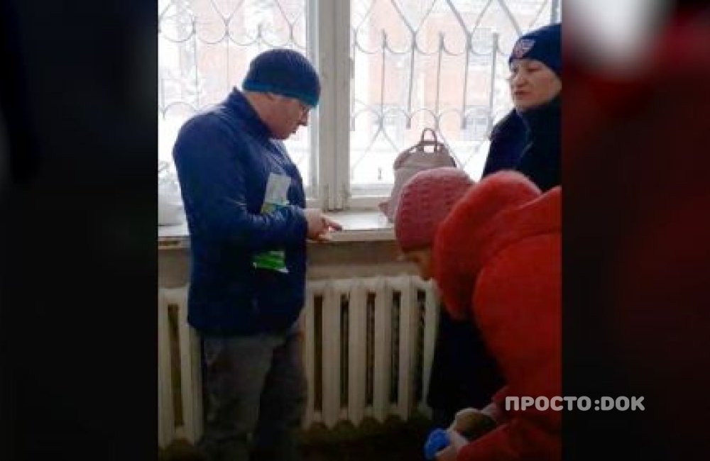 В женской консультации Екатеринбурга устроили "распродажу масок"