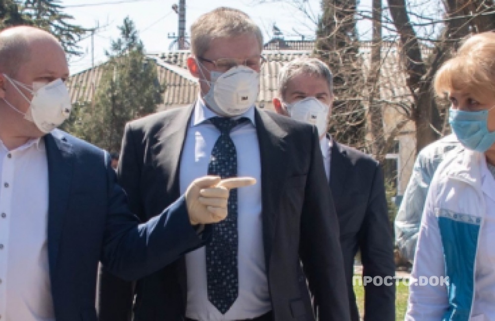 Респираторы чиновников и маски медиков