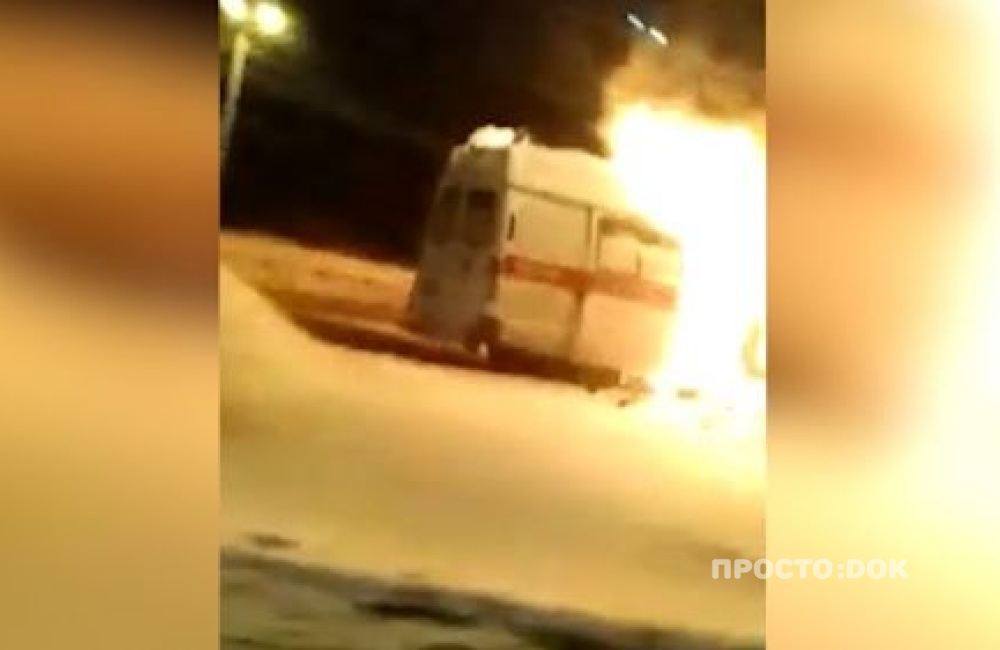 В Челябинске горит скорая помощь