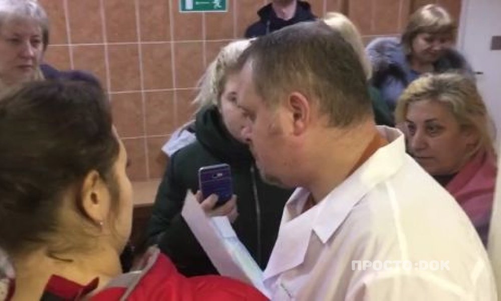 В Мурманске разъяренные пациенты набросились на врача поликлиники