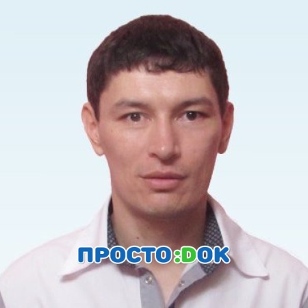 На фото Усеинов Азиз Абдуллаевич