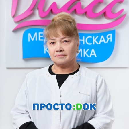 На фото Эмиралиева Зоре Ризаевна