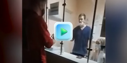 «Раздевайся до трусов, маску снимай!»: странный врач больницы в Кадуе попал на видео