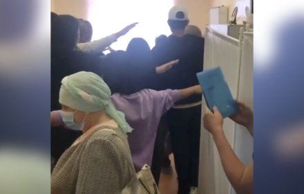 В Якутске врач-невролог провела сеанс одновременного медосмотра 20 человек