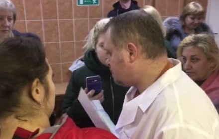 В Мурманске разъяренные пациенты набросились на врача поликлиники